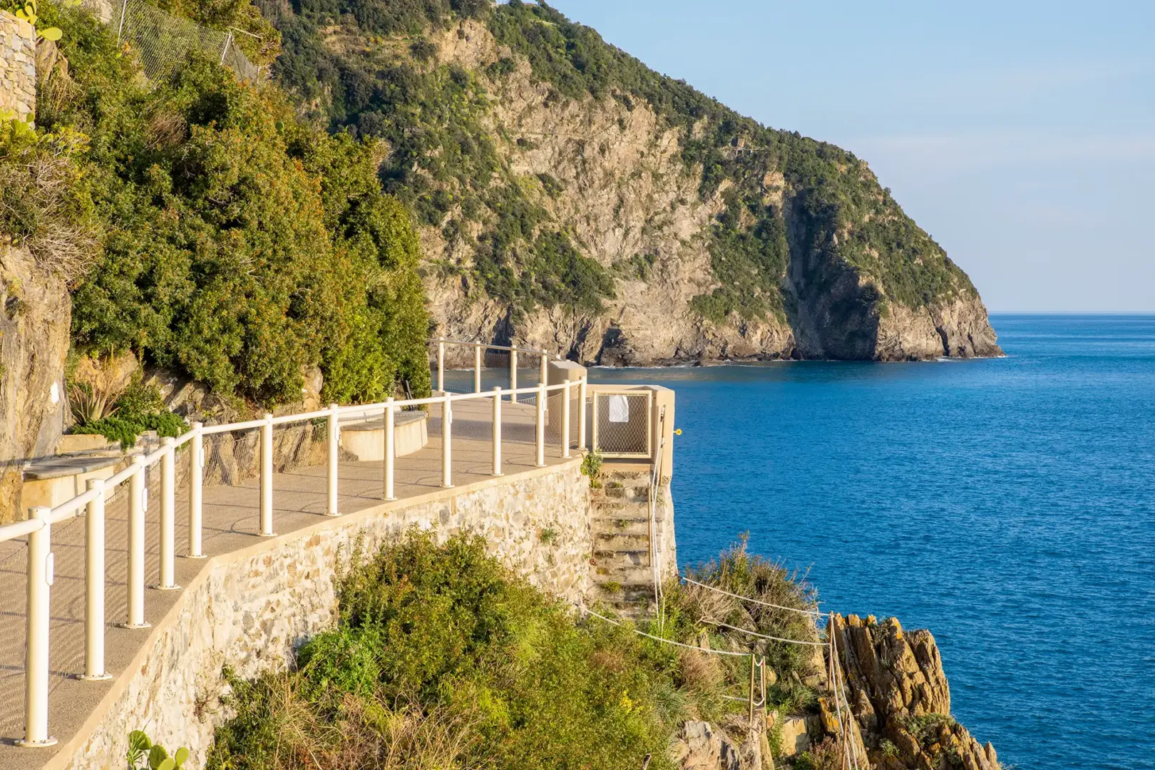 Via dell’Amore: the path suspended between Riomaggiore and Manarola 13
