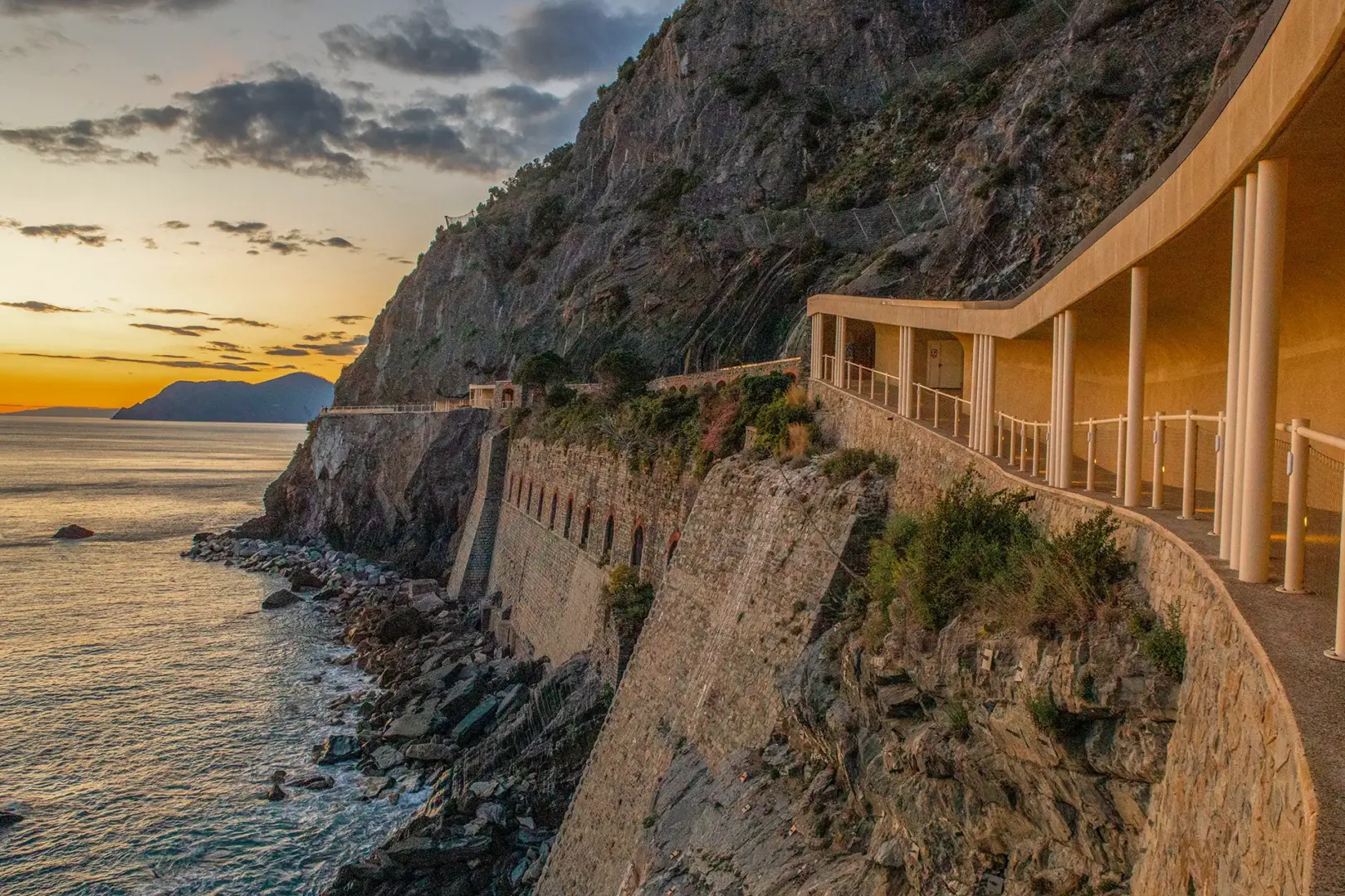 Via dell’Amore: the path suspended between Riomaggiore and Manarola 7
