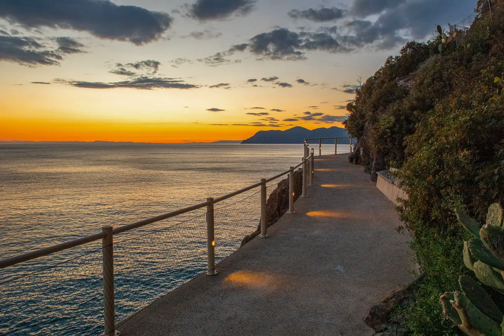 Via dell’Amore: the path suspended between Riomaggiore and Manarola 6