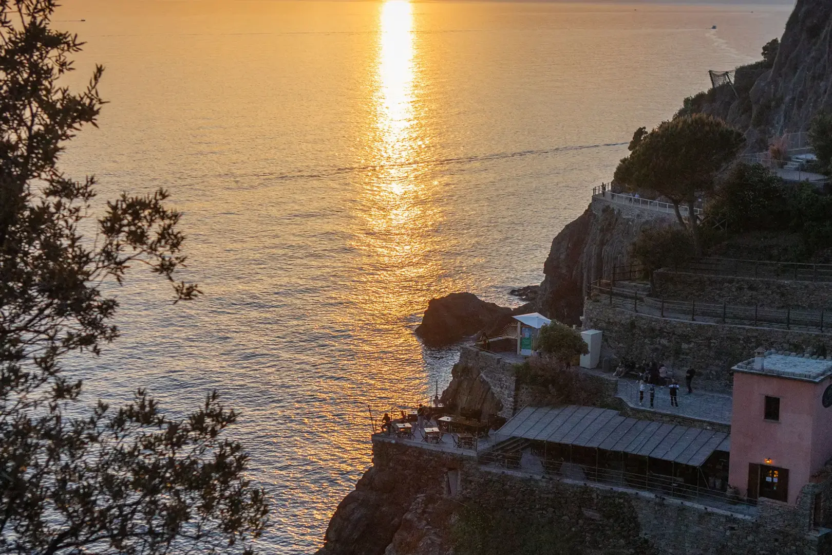 Via dell’Amore: the path suspended between Riomaggiore and Manarola 5