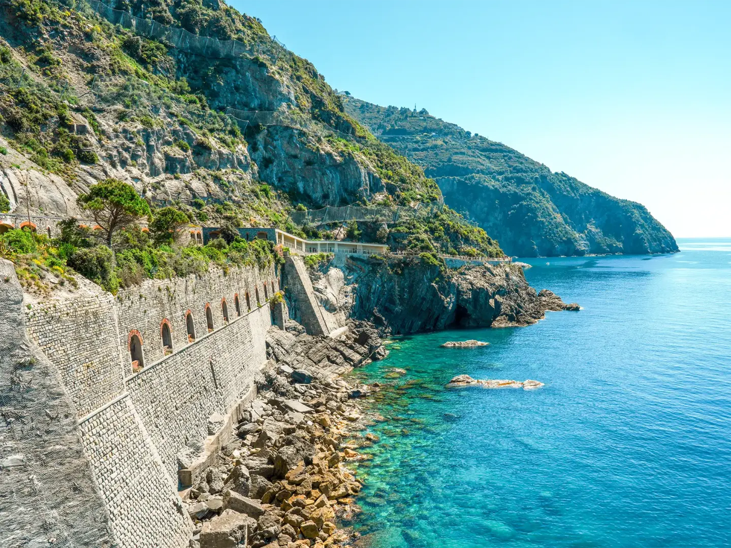 Via dell’Amore: the path suspended between Riomaggiore and Manarola 2