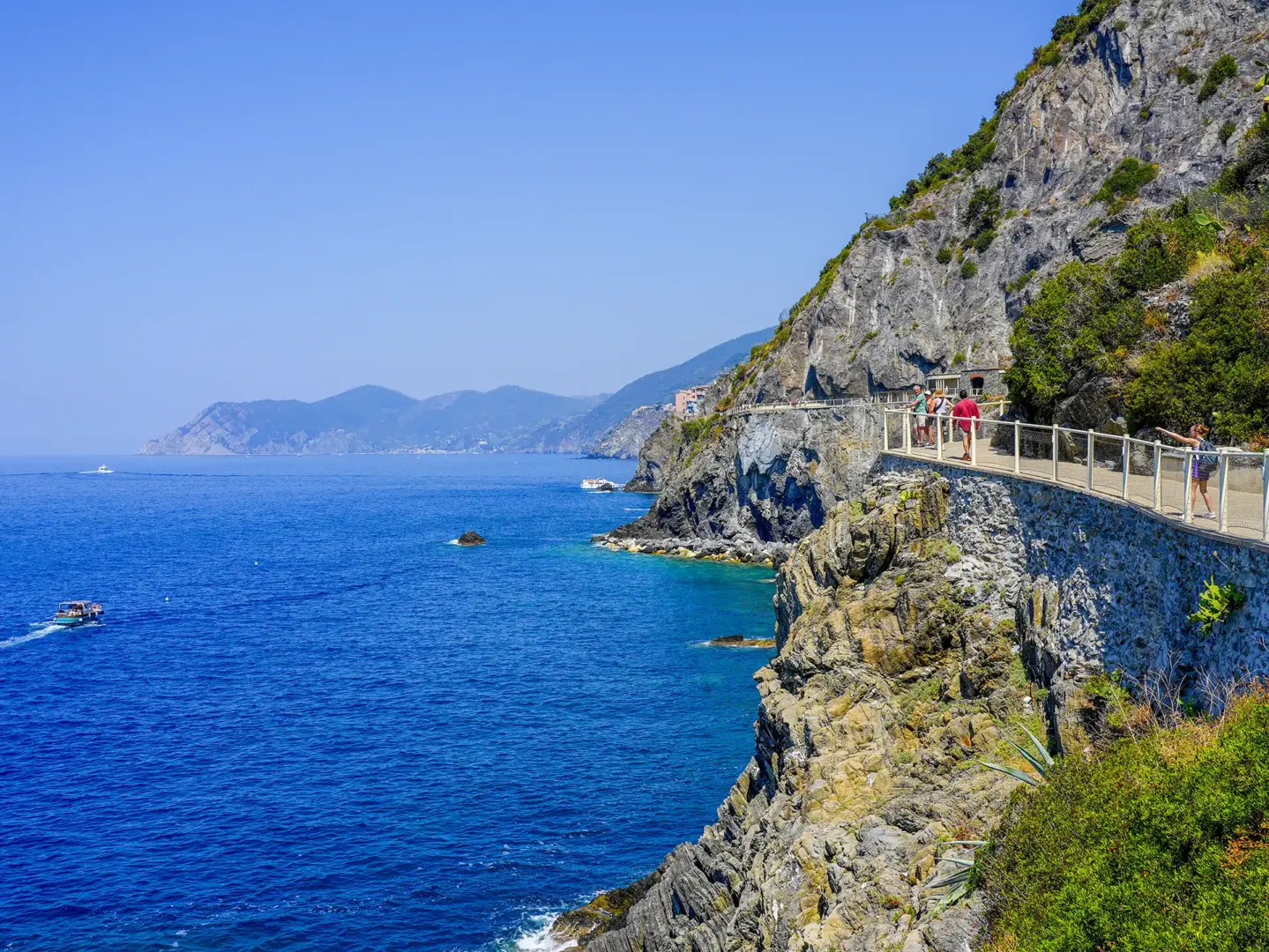 Via dell’Amore: the path suspended between Riomaggiore and Manarola 15