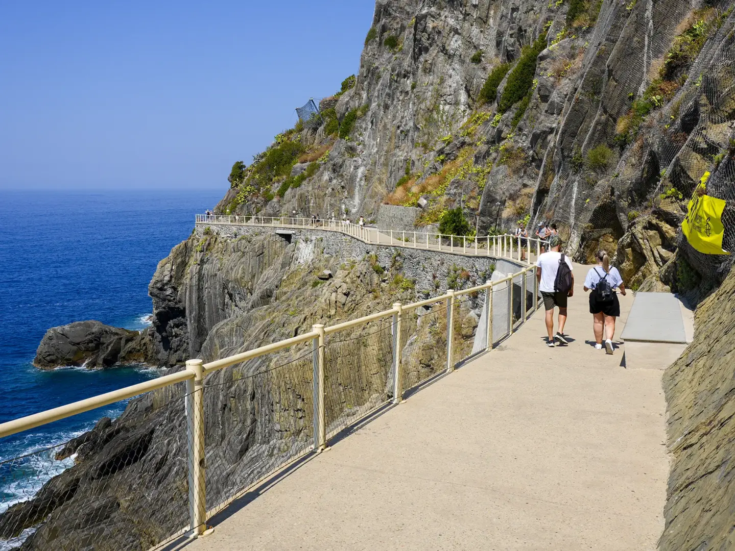 Via dell’Amore: the path suspended between Riomaggiore and Manarola 14